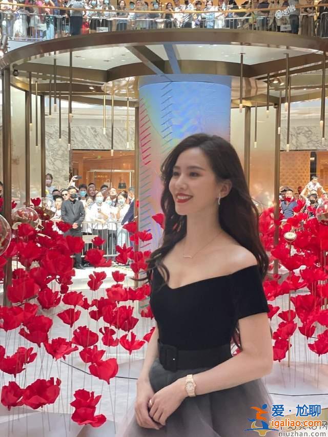 劉詩詩生圖，穿藕粉漸變裙好少女，氣質卓越笑容甜，完美!