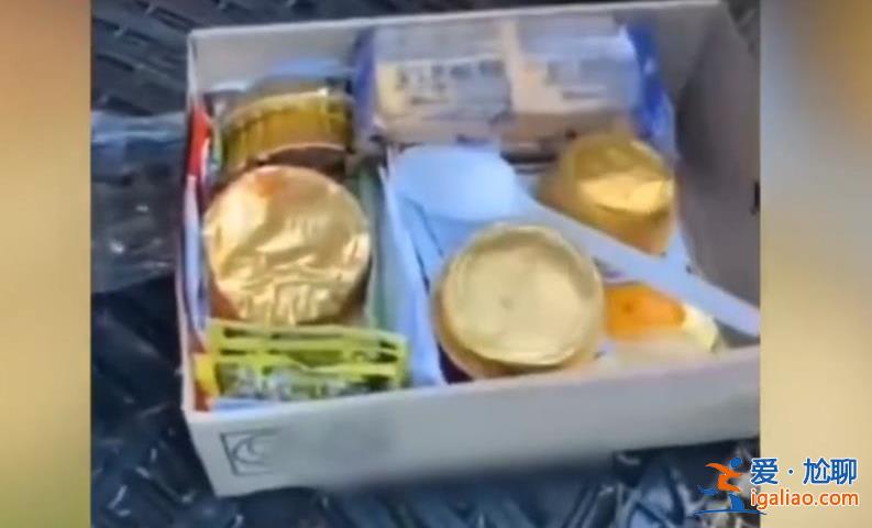 烏軍拿到一盒俄軍糧食一開始非常不屑還嘲諷對方，開箱后表示羨[軍隊]？
