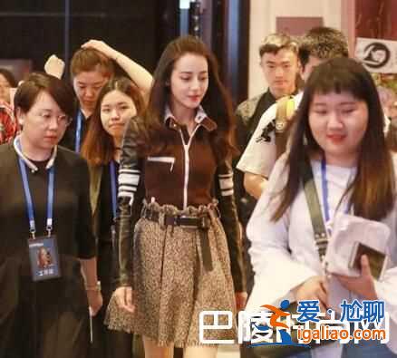 熱巴大熱天穿皮衣秀美腿露白嫩肌膚 疾走與助理聊天心情好? 熱巴大熱天穿皮衣秀美腿露白嫩肌膚 疾走與助理聊天心情好?