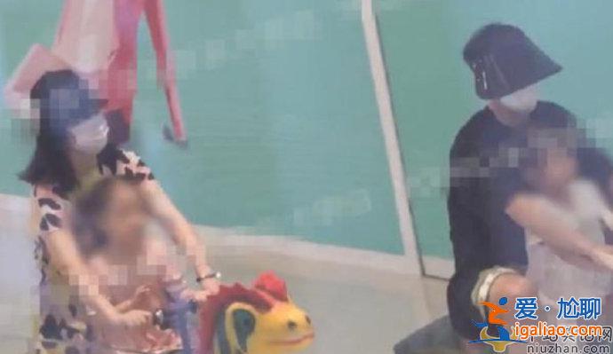 謝娜張杰帶女兒現身游樂園 夫妻十指緊扣好甜蜜 謝娜張杰帶女兒現身游樂園 夫妻十指緊扣好甜蜜