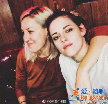 克里斯汀斯圖爾特與女友訂婚 《暮光之城》女主找到真愛