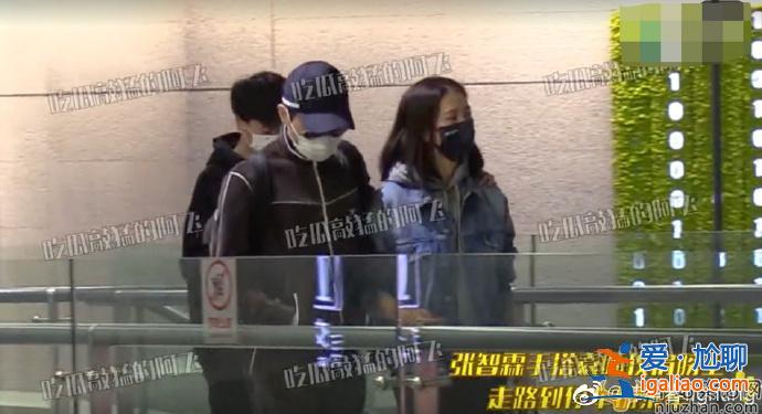 張智霖夫婦挽手逛街畫面好甜蜜，袁詠儀手提大包小包開心不已！