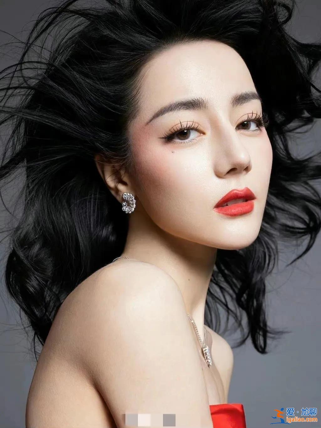 迪麗熱巴紅黑拼接抹胸長裙亮相 性感迷人膚白唇紅氣場強大