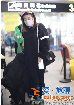 大張偉和妻子劉迎罕見(jiàn)同框 女方背萬(wàn)元奢侈包 男方穿幾十元衛(wèi)衣