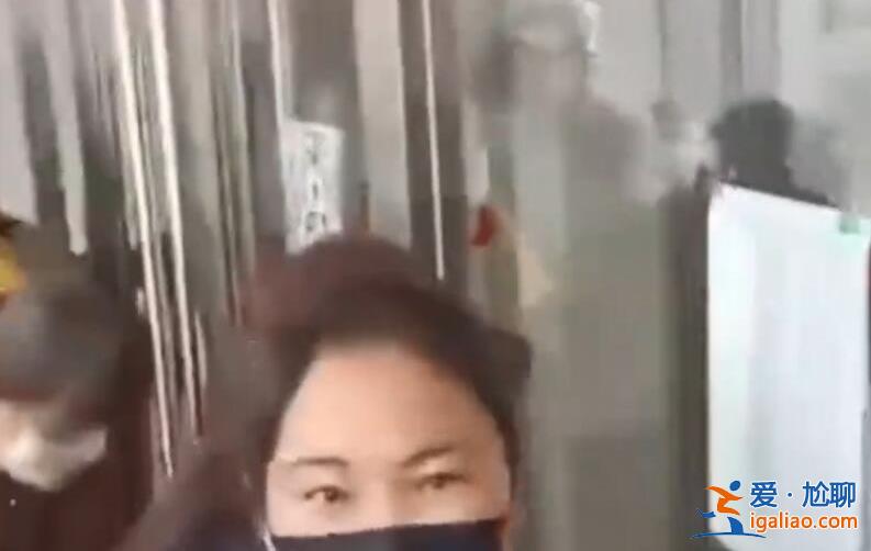 銀行以防疫為名讓客戶淋雨排隊，大廳有空座但不讓客戶進入[銀行規(guī)定]？