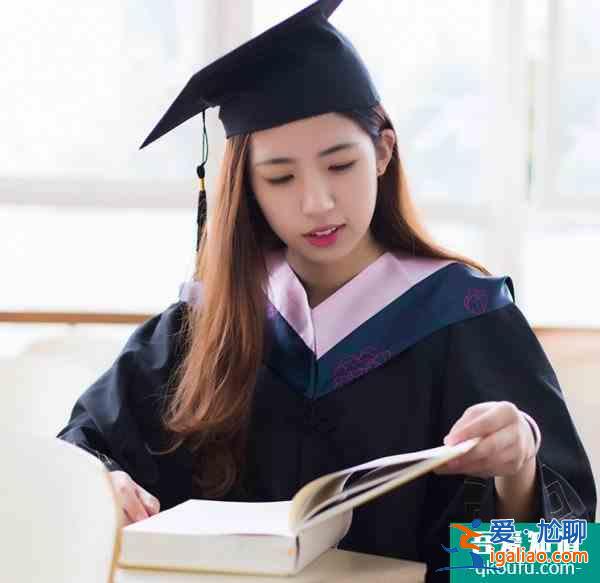 學士服垂布的顏色有什么講究 學士服領帶怎么穿？