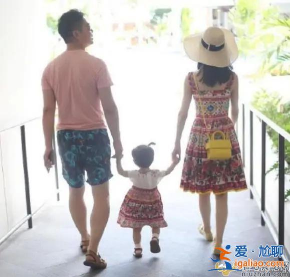 章澤天曬母女爬山合影 網友：長相像爸爸