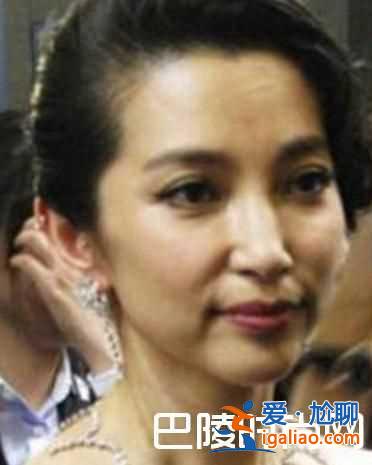 44歲李冰冰被翻譯搶鏡 氣質白裙不敵真空火辣女翻譯？