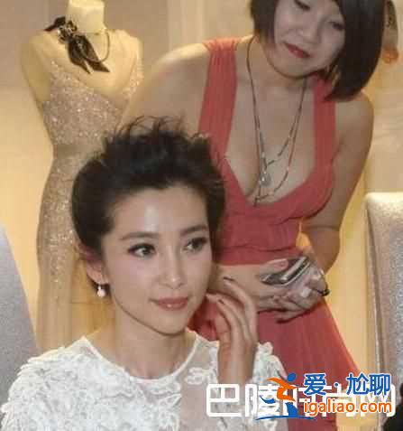 44歲李冰冰被翻譯搶鏡 氣質白裙不敵真空火辣女翻譯？
