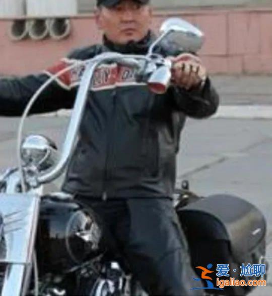 鄰國“硬漢總統(tǒng)”來訪！他的寵妻故事太好嗑了？