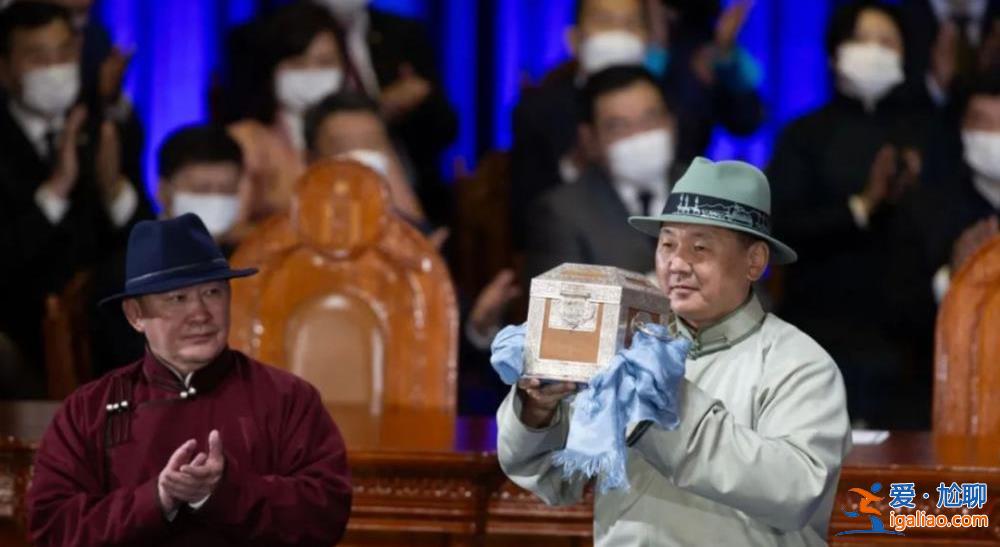 鄰國“硬漢總統(tǒng)”來訪！他的寵妻故事太好嗑了？