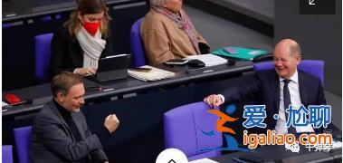 這個(gè)冬天很難熬 歐洲政界都在室內(nèi)穿著大衣羽絨服上班了？