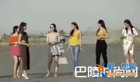 女模在跑道拍片頭頂驚現(xiàn)飛機 這妖嬈的姿勢服了？