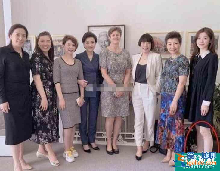 章澤天聚會(huì)氣質(zhì)盡失 不再站C位雙腿叉開(kāi)形象全無(wú)? 章澤天聚會(huì)氣質(zhì)盡失 不再站C位雙腿叉開(kāi)形象全無(wú)?