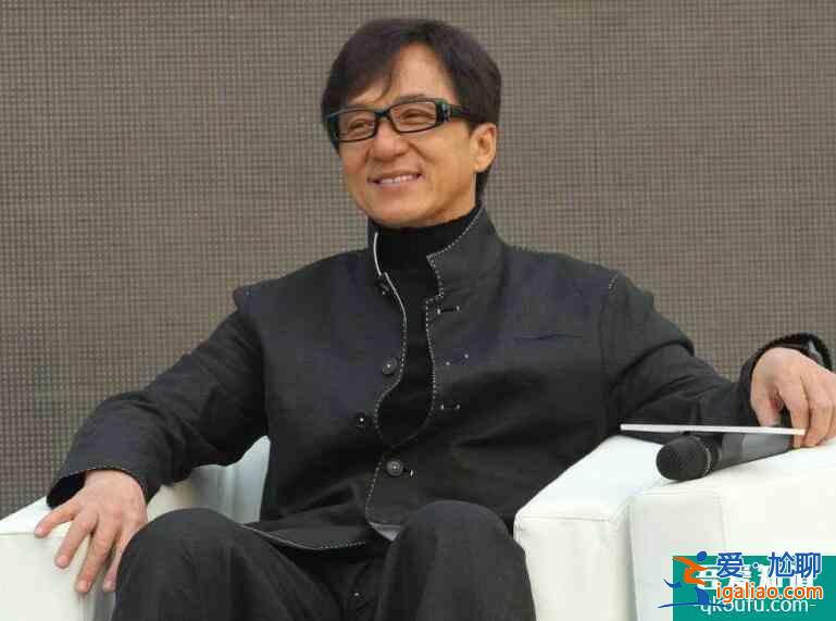 66歲成龍在家跪著擦地板 網(wǎng)友:反差萌實在是太大了? 66歲成龍在家跪著擦地板 網(wǎng)友:反差萌實在是太大了?