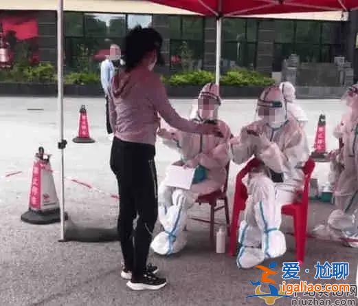 陳曉和陳妍希被偶遇排隊做核酸 真夫妻就是好磕！