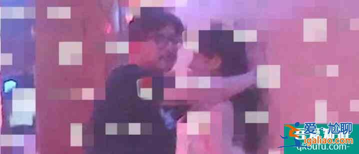 王岳倫與女子親密 兩人甚至有牽手、摟抱等親昵行為? 王岳倫與女子親密 兩人甚至有牽手、摟抱等親昵行為?