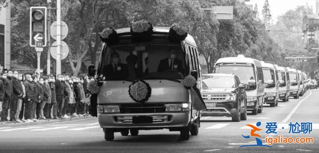 江澤民同志遺體由專機敬移北京，現場氣氛莊嚴肅穆？