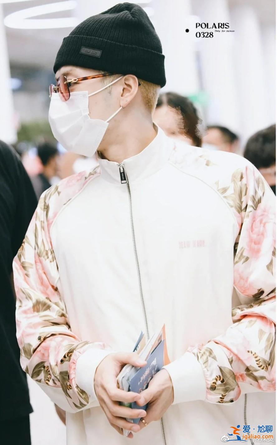 王嘉爾向泰國粉絲行跪拜禮惹爭議 ？王嘉爾為什么要 跪拜粉絲？