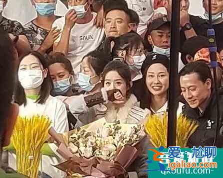 《有翡》正式宣布殺青！趙麗穎現(xiàn)場激動落淚，王一博開心比贊？