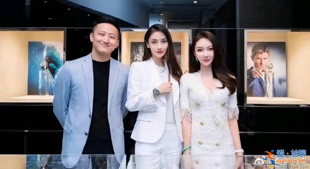 黃曉明離婚后帶小海綿被拍  全程低頭忙著玩手機