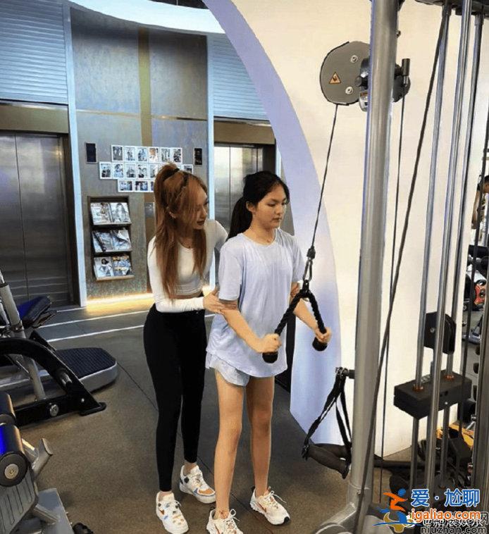 健身教練曬出與王詩齡合照表示 王詩齡瘦了58斤！