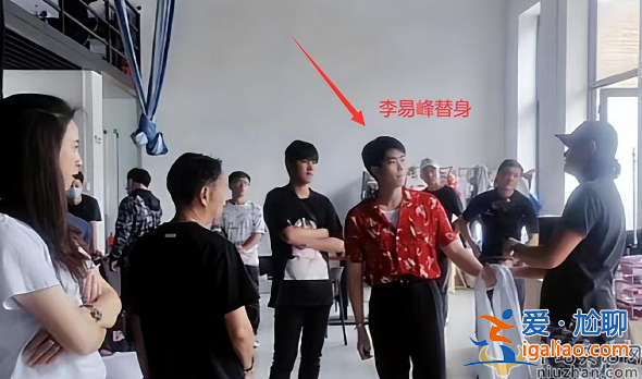 疑似李易峰暗夜行者替身發文 現場挨罵被要挾被電打 粉絲評論你是替身活該