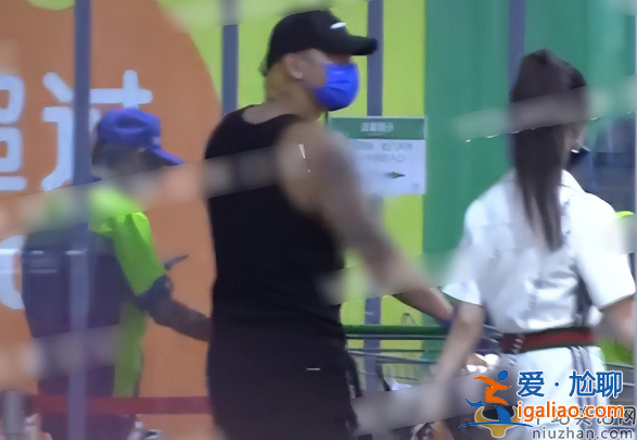 黃子韜徐藝洋戀情實錘，兩人聚餐后一起回家，女方不停撒嬌男方寵溺忍讓