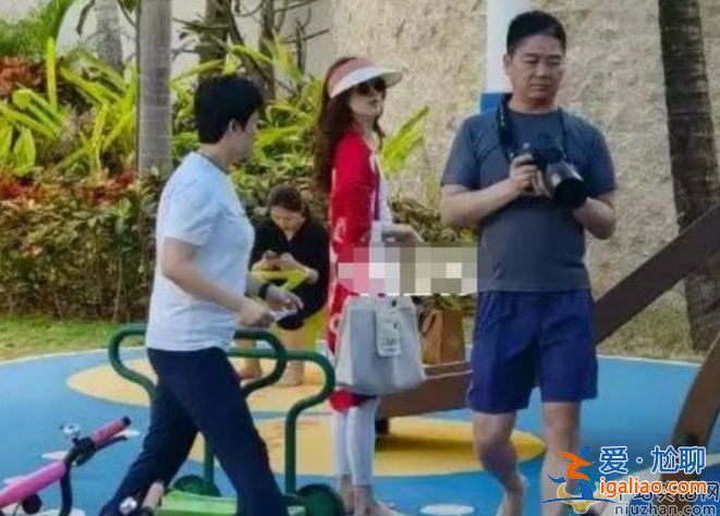 29歲章澤天懷二胎在美待產 劉強東貼身牽手好恩愛 疑似為十月開庭做準備