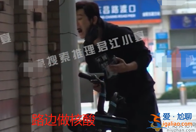 黃曉明接兒子放學! 與老師熱聊毫無架子 路邊抱娃畫面太有愛引一群大媽圍觀