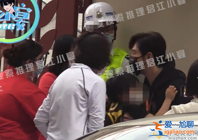 黃曉明接兒子放學! 與老師熱聊毫無架子 路邊抱娃畫面太有愛引一群大媽圍觀