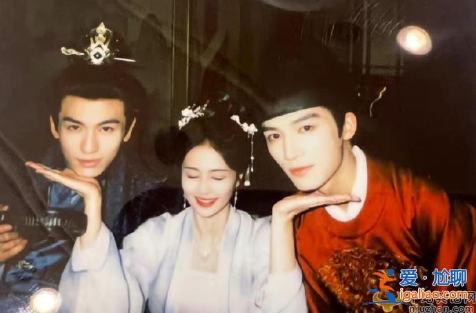 白鹿張凌赫戀情曝光疑似因戲生情?白鹿對著張凌赫門口比心 白鹿張凌赫戀情曝光疑似因戲生情?白鹿對著張凌赫門口比心