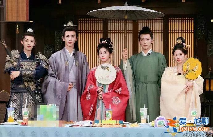 白鹿張凌赫戀情曝光疑似因戲生情?白鹿對著張凌赫門口比心 白鹿張凌赫戀情曝光疑似因戲生情?白鹿對著張凌赫門口比心