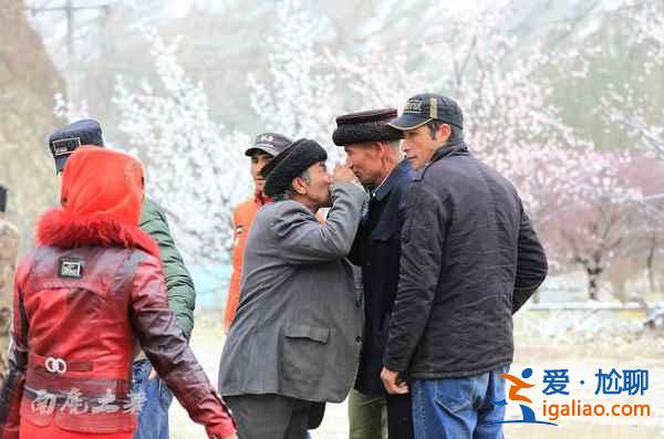 中國一少數民族，打招呼方式竟是吻嘴唇？