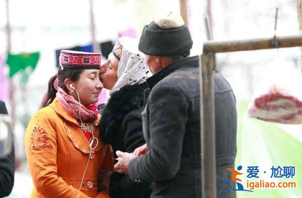 中國一少數民族，打招呼方式竟是吻嘴唇？