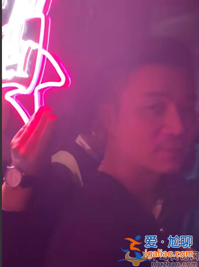 曝小S老公許雅鈞現身夜店 與諸多美女勾肩搭背 舉止親密十分曖昧