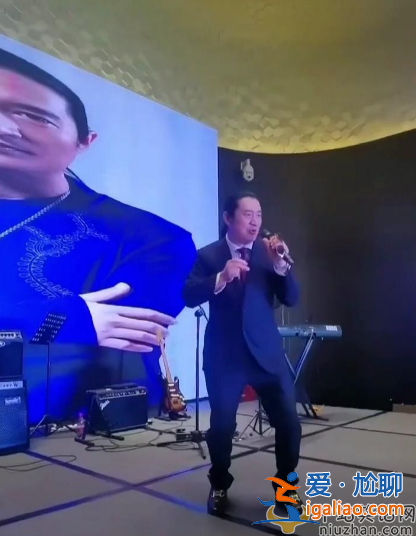 歌手黃安疑似新戀情?與異性當(dāng)眾熱吻引猜疑 自曝已定居福州 歌手黃安疑似新戀情?與異性當(dāng)眾熱吻引猜疑 自曝已定居福州