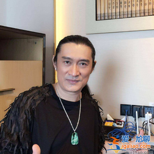 歌手黃安疑似新戀情?與異性當(dāng)眾熱吻引猜疑 自曝已定居福州 歌手黃安疑似新戀情?與異性當(dāng)眾熱吻引猜疑 自曝已定居福州