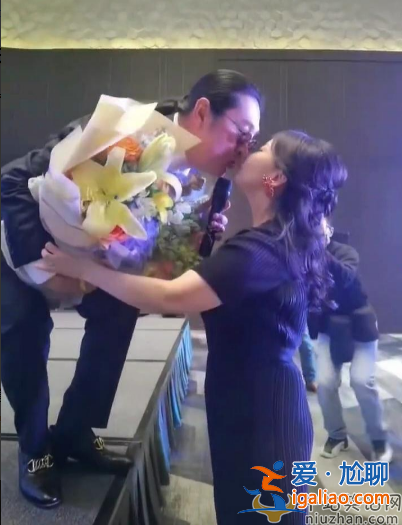 歌手黃安疑似新戀情?與異性當(dāng)眾熱吻引猜疑 自曝已定居福州 歌手黃安疑似新戀情?與異性當(dāng)眾熱吻引猜疑 自曝已定居福州