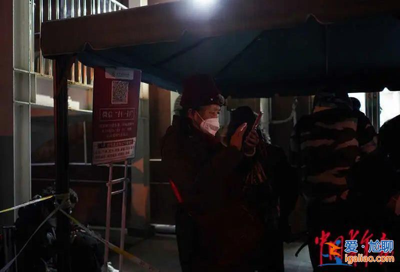 發熱門診排隊數小時 專家呼吁非必要不去醫院？
