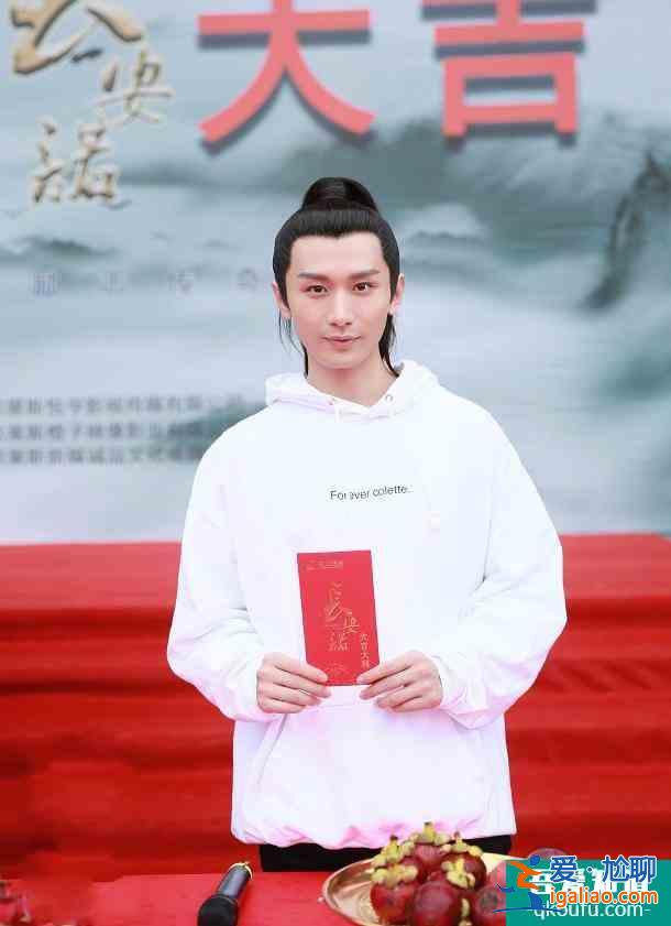 《長安諾》被嘲現(xiàn)實后立馬換海報，看清C位是誰，原諒我笑出豬叫？