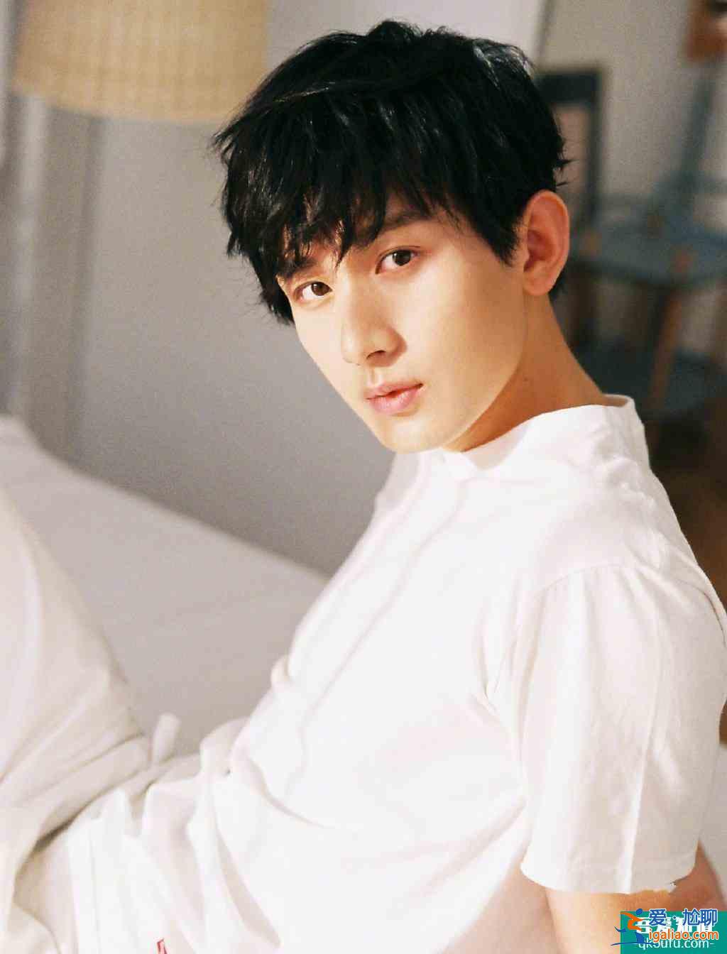 成毅《長安諾》開播，新海報大有乾坤，楊超越毫無存在感？