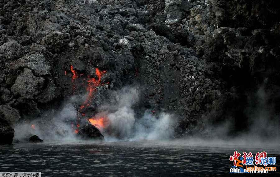 【觀看火山爆發】意大利斯特龍博利火山噴發吸引游客近距離觀看？