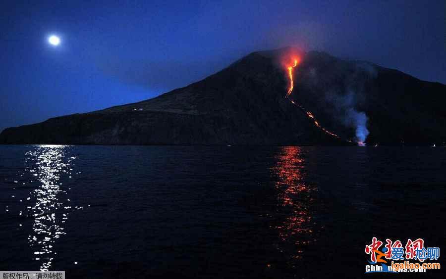【觀看火山爆發】意大利斯特龍博利火山噴發吸引游客近距離觀看？