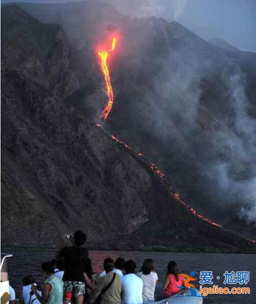 【觀看火山爆發】意大利斯特龍博利火山噴發吸引游客近距離觀看？
