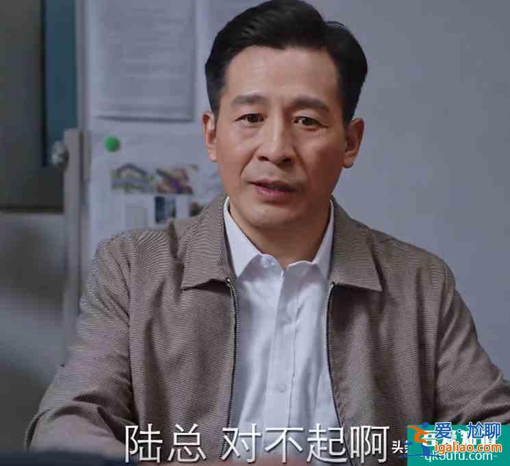 《親愛的自己》最滑稽一幕，上級層層甩鍋，公司只有實習生干實事？