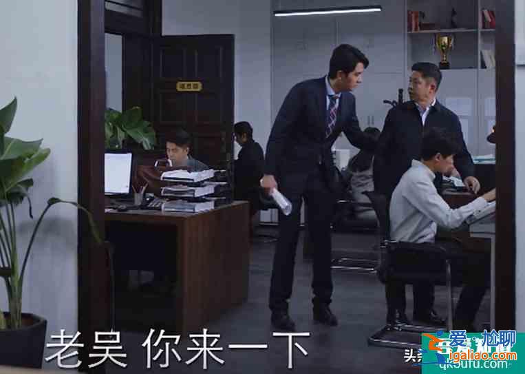 《親愛的自己》最滑稽一幕，上級層層甩鍋，公司只有實習生干實事？