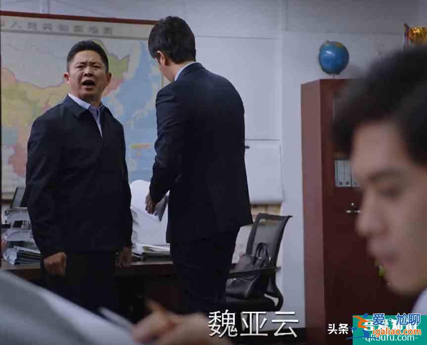 《親愛的自己》最滑稽一幕，上級層層甩鍋，公司只有實習生干實事？
