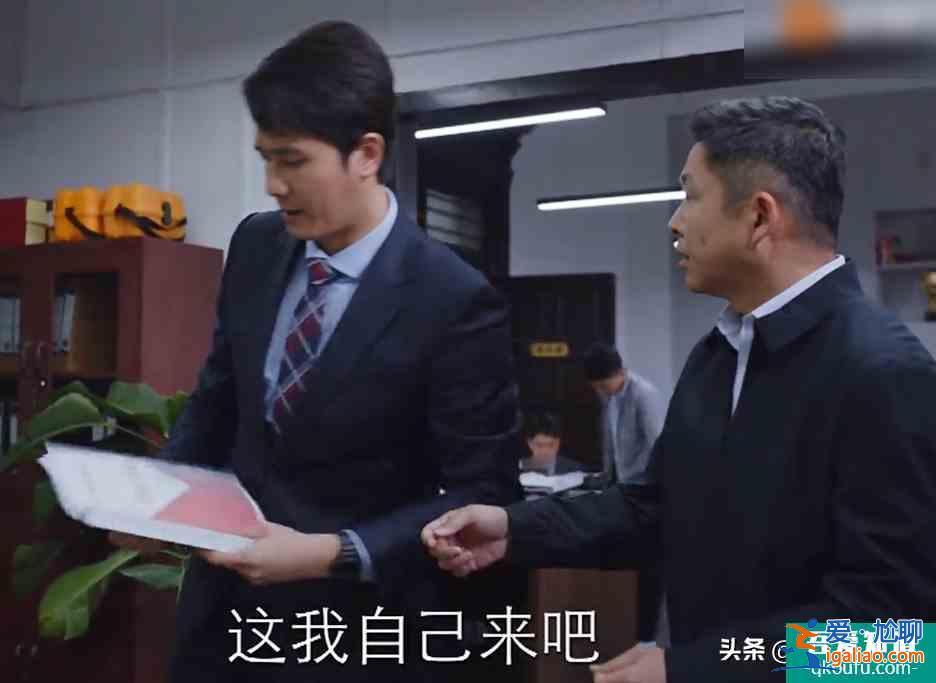 《親愛的自己》最滑稽一幕，上級層層甩鍋，公司只有實習生干實事？