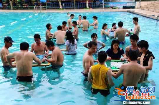 廣東一景區(qū)舉行水上麻將大賽，百余名雀友參賽？